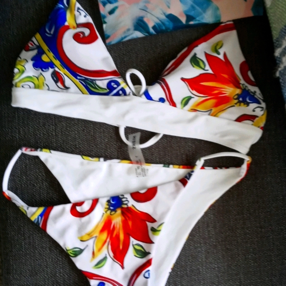 Bikini Brazilian cut hi waist.